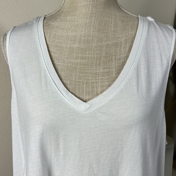 7 Old Navy XL Black or White Sleeveless Tops - Picture 2 of 16
